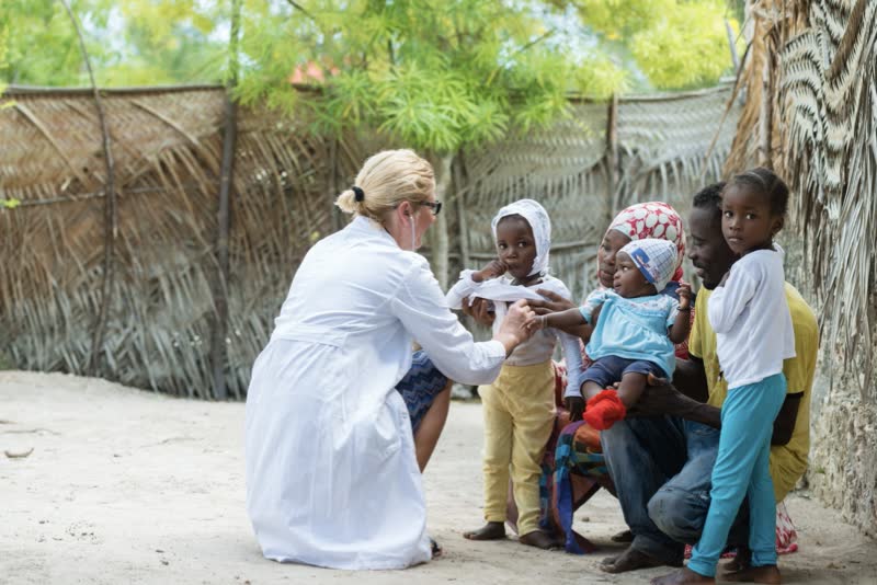 Foto di infermiera che testa il virus ebola su bambini 