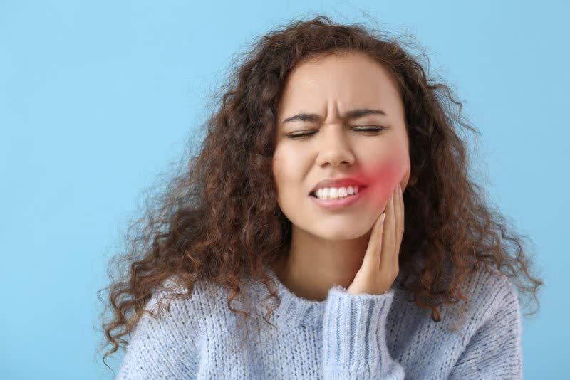 Foto di donna con dolore alla bocca a causa della stomatite